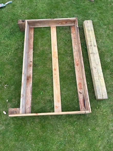 Photo of free Open pallet approx 1.2m long (Oxenholme LA9) #1