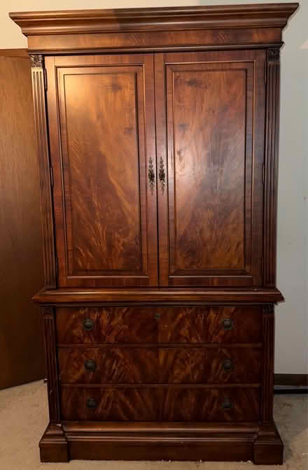 Photo of free Haverty’s Wood Furniture (Powder Springs) #2