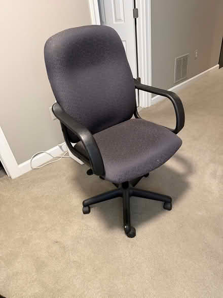 Photo of free Desk chair (across 28 from kentlands) #1
