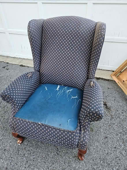 Photo of free Armchair (Near the experimental farm) #1