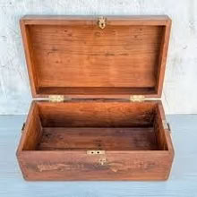 Photo of Old wooden box (Greenmeadow, Swindon SN25) #3