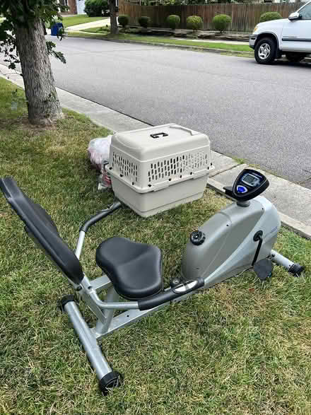 Photo of free Dog crate, exercise bike,misc items (Glenwood/Salem) #1