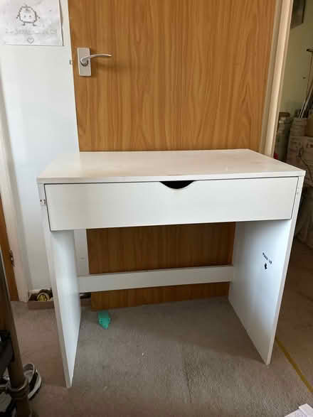 Photo of free White Desk with 1 Drawer (SE16) #2