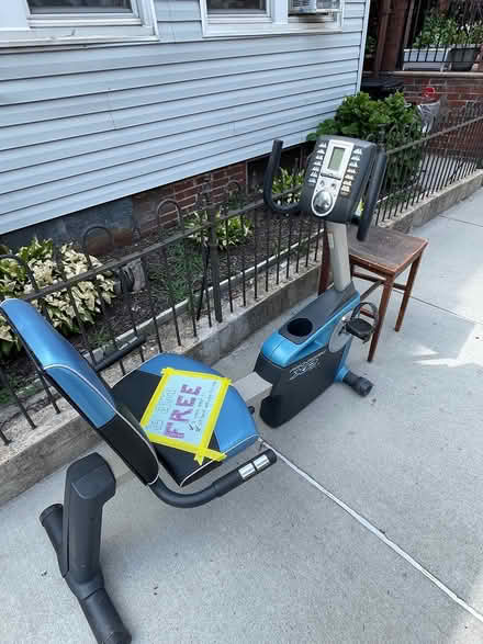 Photo of free Stoop alert! FREE! Exercise bike (Astoria) #1