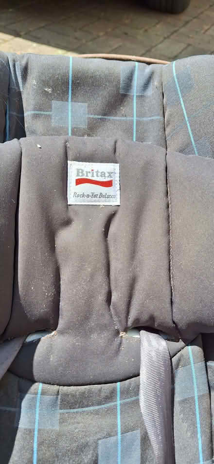 Photo of free Baby car seat (Gunville PO30) #1