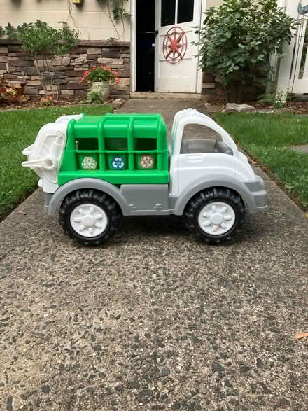 Photo of free Large recycling truck (Havertown) #1
