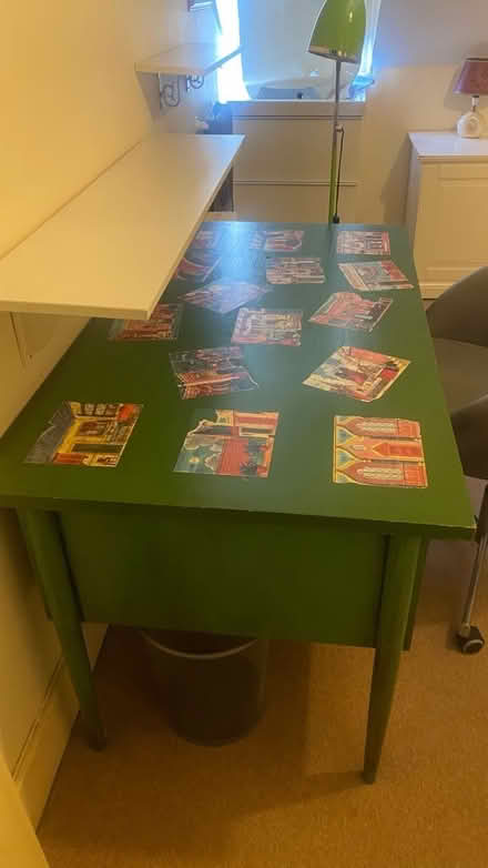 Photo of free Green desk (Notting Hill Gate W2) #1