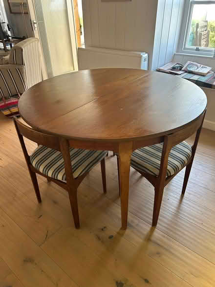 Photo of free Round dining table (extendable) (TR13) #1