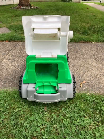 Photo of free Large recycling truck (Havertown) #2