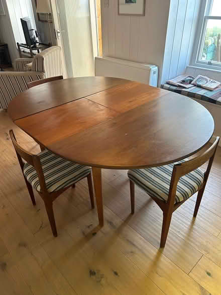 Photo of free Round dining table (extendable) (TR13) #4