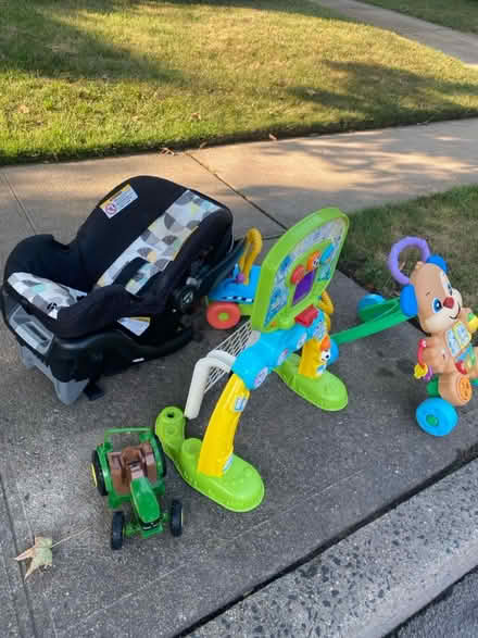 Photo of free Curb alert baby toys car seat (Floral park NY) #1