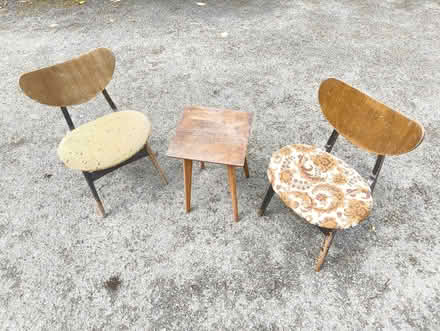 Photo of free 2 chairs and table with a classic design (Cemmaes SY20) #1