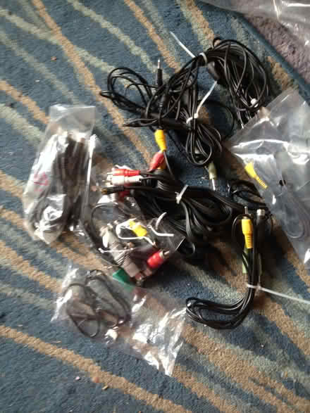 Photo of free leads with phono connectors (Quinton B32) #1