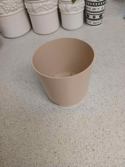 Photo of free Small plastic planter pot (Meadowvale and 401 area) #1