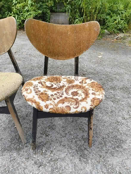 Photo of free 2 chairs and table with a classic design (Cemmaes SY20) #4