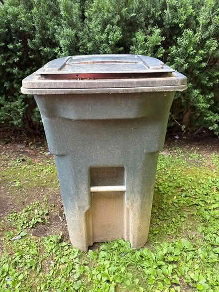 Photo of free Trash can (Hartsdale) #1
