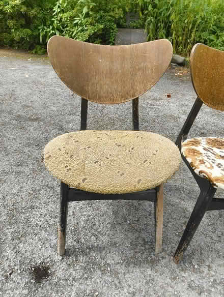 Photo of free 2 chairs and table with a classic design (Cemmaes SY20) #3