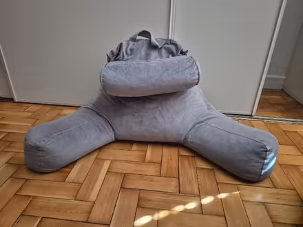 Photo of free Reading pillow (Five Ways B16) #2