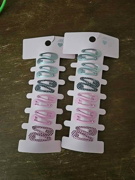 Photo of free 2 sets of hair clips (Near the experimental farm) #1