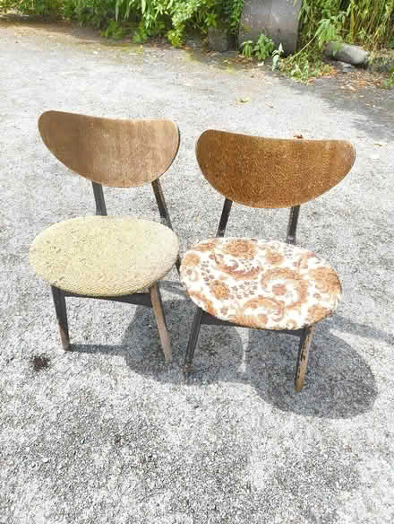 Photo of free 2 chairs and table with a classic design (Cemmaes SY20) #2