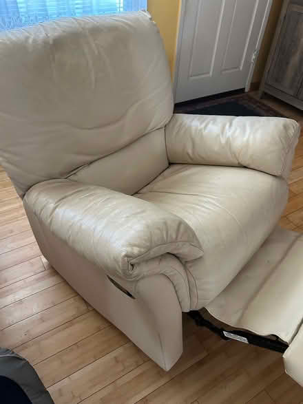 Photo of free Recliner in cream leather (Gardena) #2
