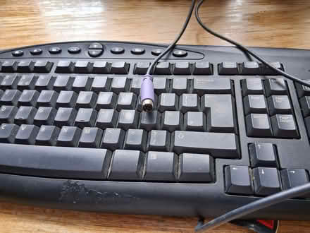 Photo of free Microsoft keyboard- old plug see picture (Finchampstead RG40) #1