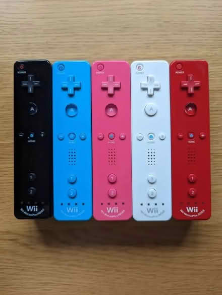 Photo of Wii games and motion plus controlers (Longbarn WA2) #1