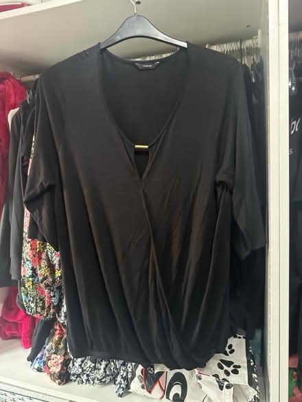 Photo of free Ladies George top size 20 (Me58en) #2