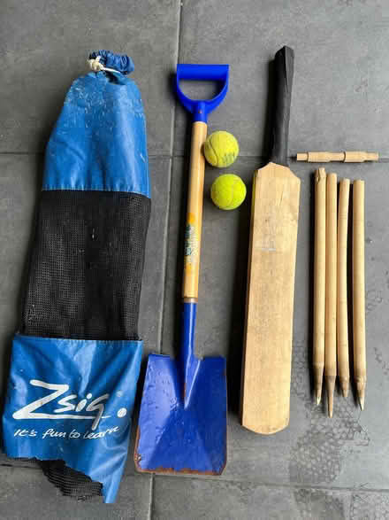 Photo of free Beach cricket set - however, well worn/used! (Milton-under-Wychwood OX7) #1