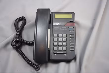 Photo of Vista 100 desk/wall phone (Newmarket, ON) #1