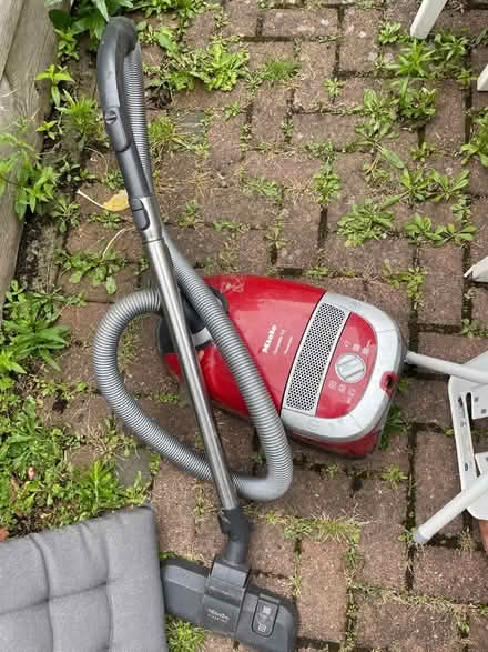 Photo of free Functioning hoover (D03) #1