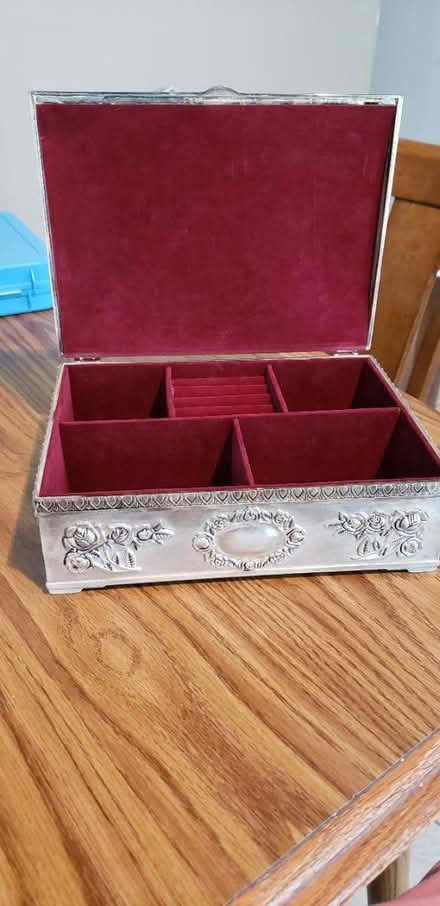 Photo of free 'Antique' Jewelry / Trinket box (Carol Stream, IL) #2