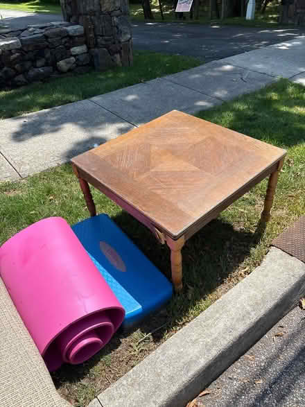 Photo of free Curb alert: coffee table (Croton-on-Hudson) #1