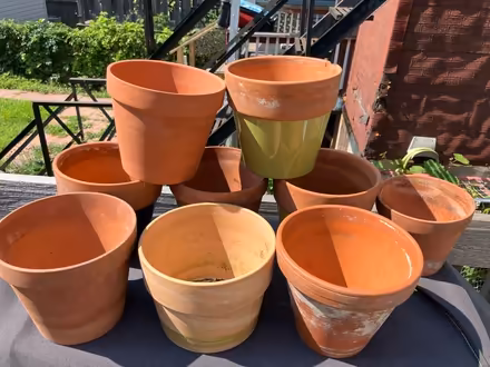 Photo of free Clay flower pots (Hintonburg) #1