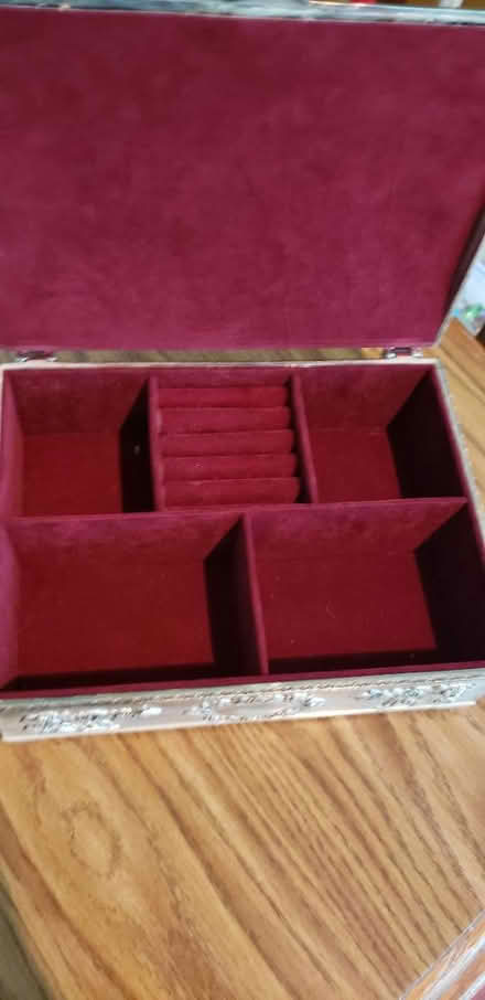 Photo of free 'Antique' Jewelry / Trinket box (Carol Stream, IL) #3