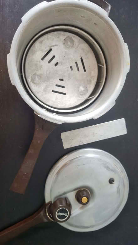 Photo of free Working Prestige pressure cooker (Buckstone EH10) #2