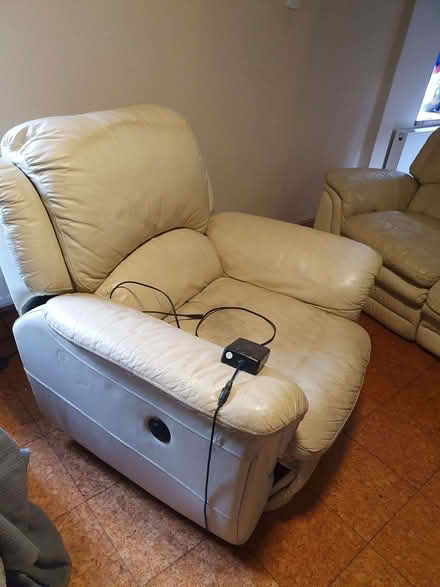 Photo of free Sofa & armchair (Bentlawnt SY5) #2