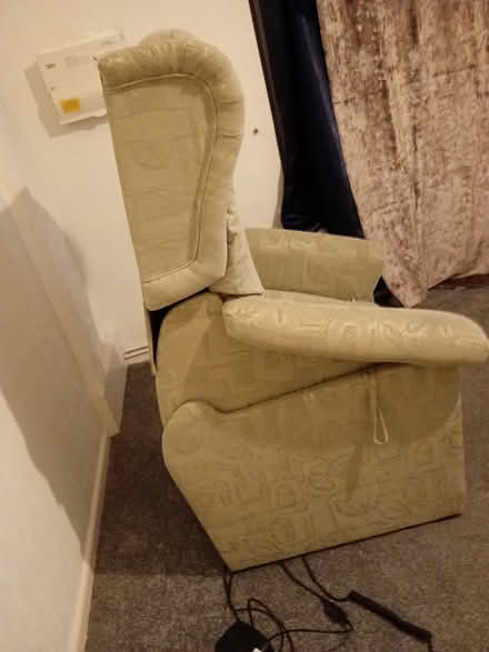Photo of free green rise and recline chair (Edenthorpe) #3