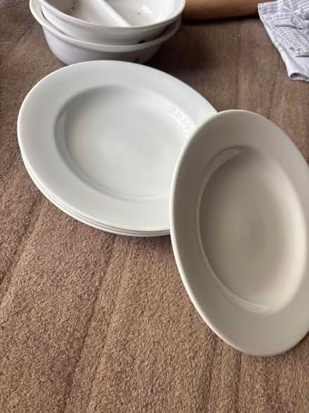 Photo of free 4 x Pasta bowls 2 x Pyrex servers (Knowle B93) #2