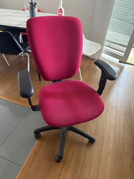 Photo of free Red office chair (islington N1) #1