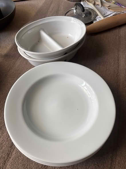 Photo of free 4 x Pasta bowls 2 x Pyrex servers (Knowle B93) #1