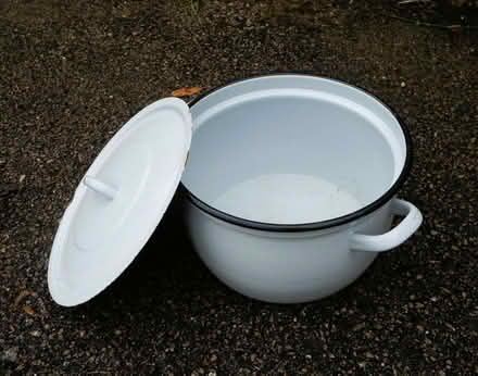Photo of free large enamel cooking pot (Whitehill SG4) #1