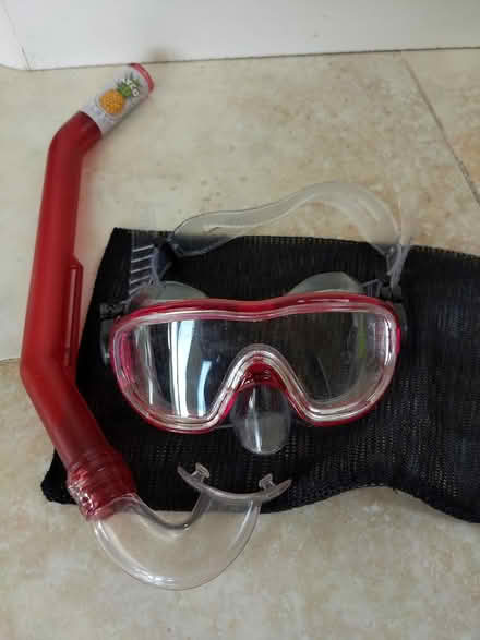 Photo of free Adult and child mask and snorkel (New Malden KT3) #2