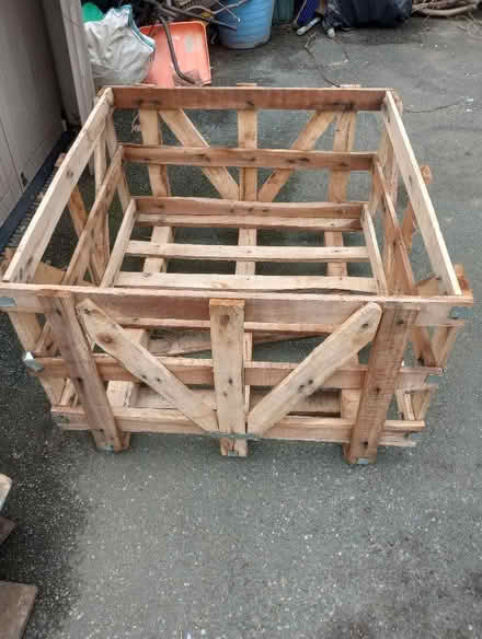 Photo of free Wooden crate and pallet (Moldgreen HD5) #1