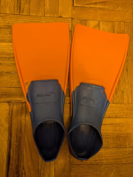 Photo of free Kids swim fins size Jr 11-1 (E. Midtown) #1