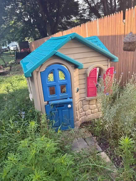 Photo of free Plastic play house (Woodfield Rd & Airpark) #1