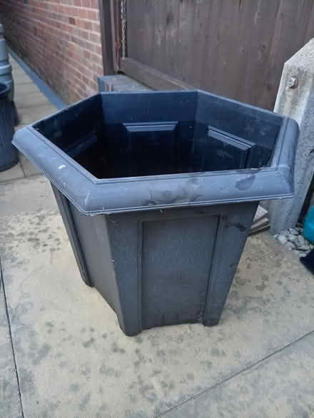 Photo of free 4cm tall black planter (Dudley DY3) #1