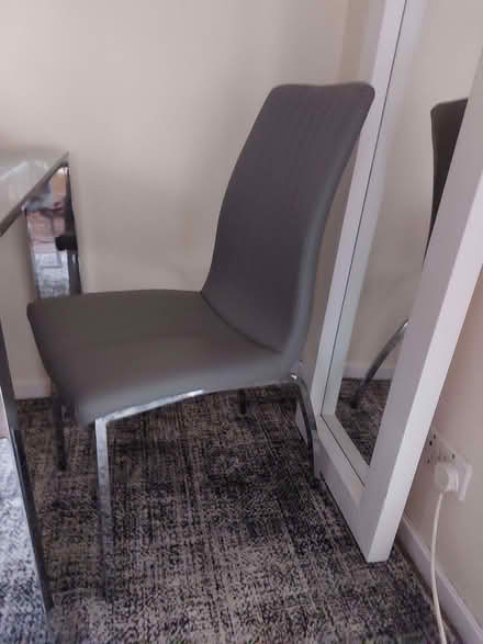 Photo of free glass table with 4 chairs (The Nurserylands TW12) #4