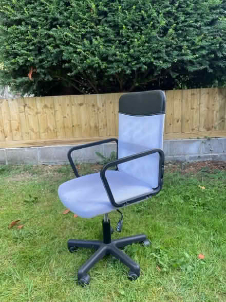Photo of free White desk chair (BA2) #2