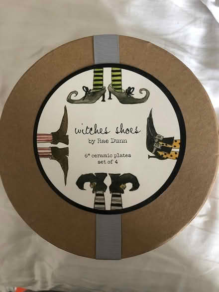 Photo of free Witches shoes round box (Boyds) #1